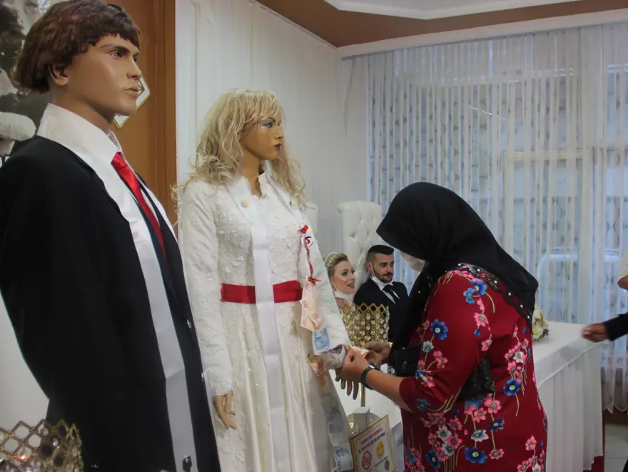 Düğünlerde 'yeni normal': Takılar cansız mankenlere takıldı 6