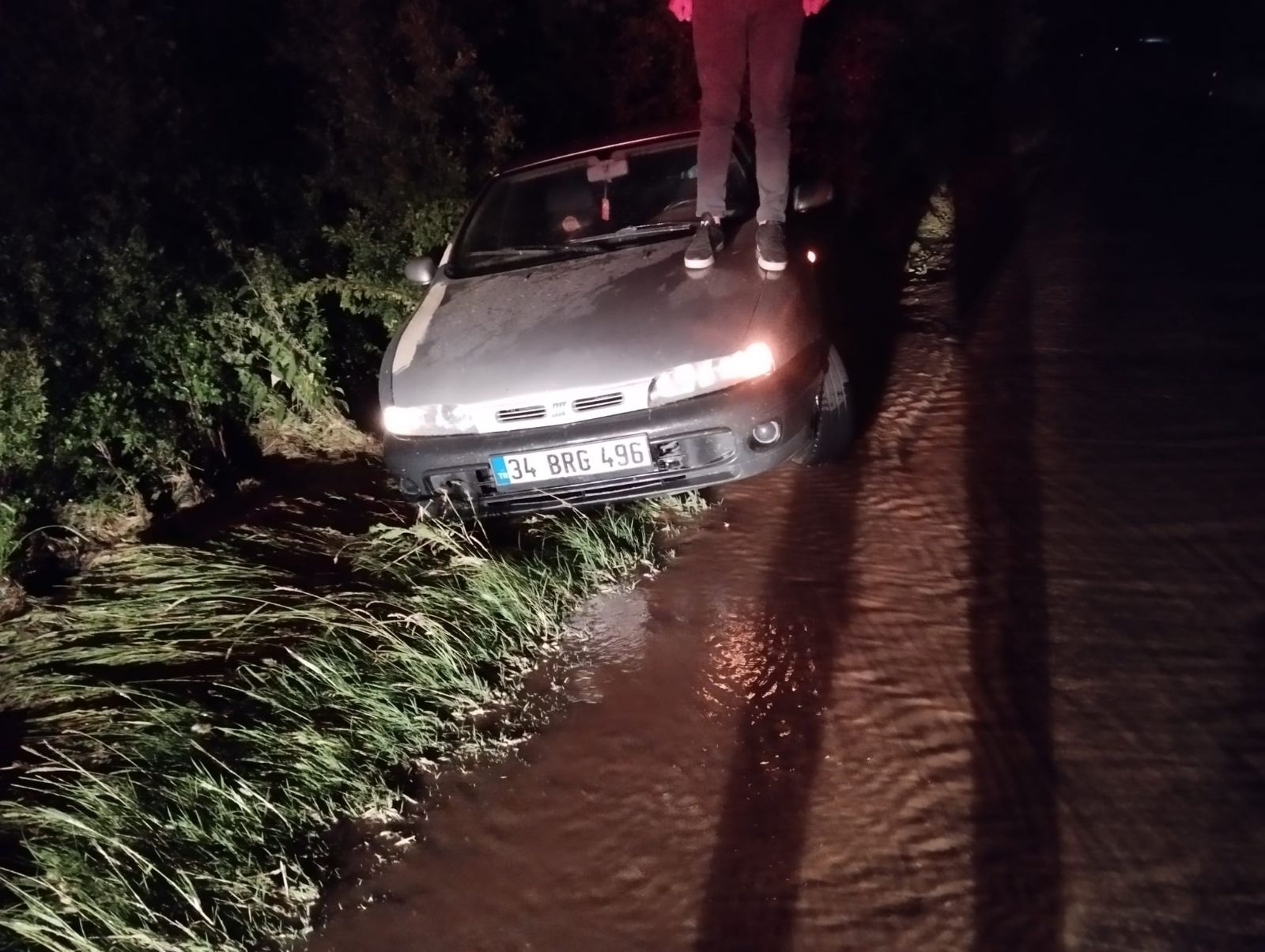Su borusu patladı, araç suda sürüklendi