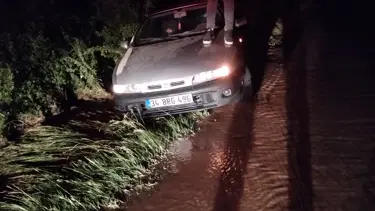 Su borusu patladı, araç suda sürüklendi