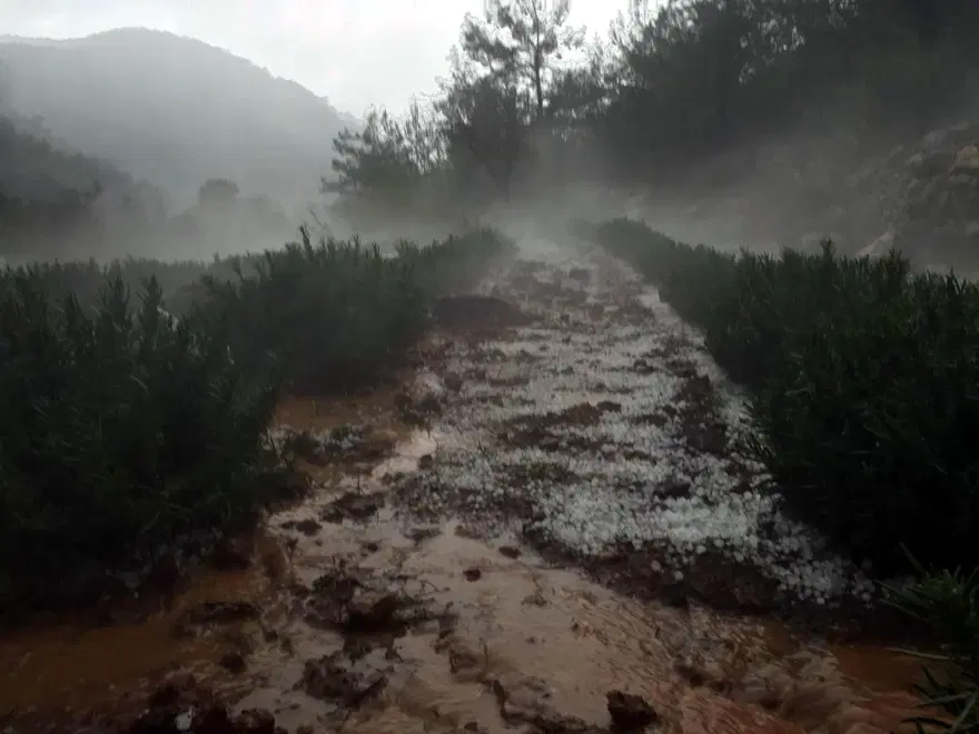 Marmaris'e fındık büyüklüğünde dolu yağdı 2