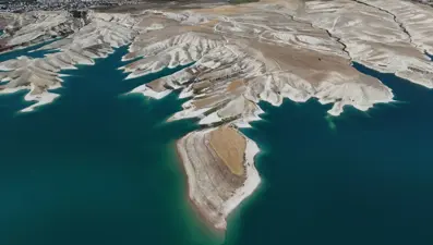 Atatürk Barajı'nda adacıklar gün yüzüne çıktı