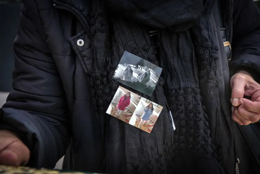 Yangın faciasında hayatını kaybeden eşi ve kızlarını son yolculuğuna uğurladı | Acılı baba: Devletimiz gereğini yapacaktır 3