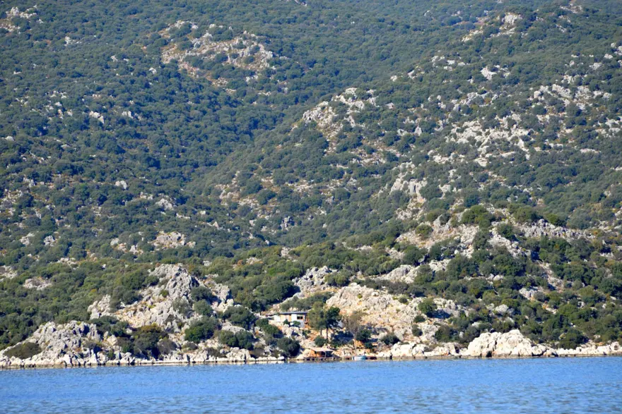Kaçak villanın yıkımına yeni engel: Sadece teknekle ulaşılıyor 1