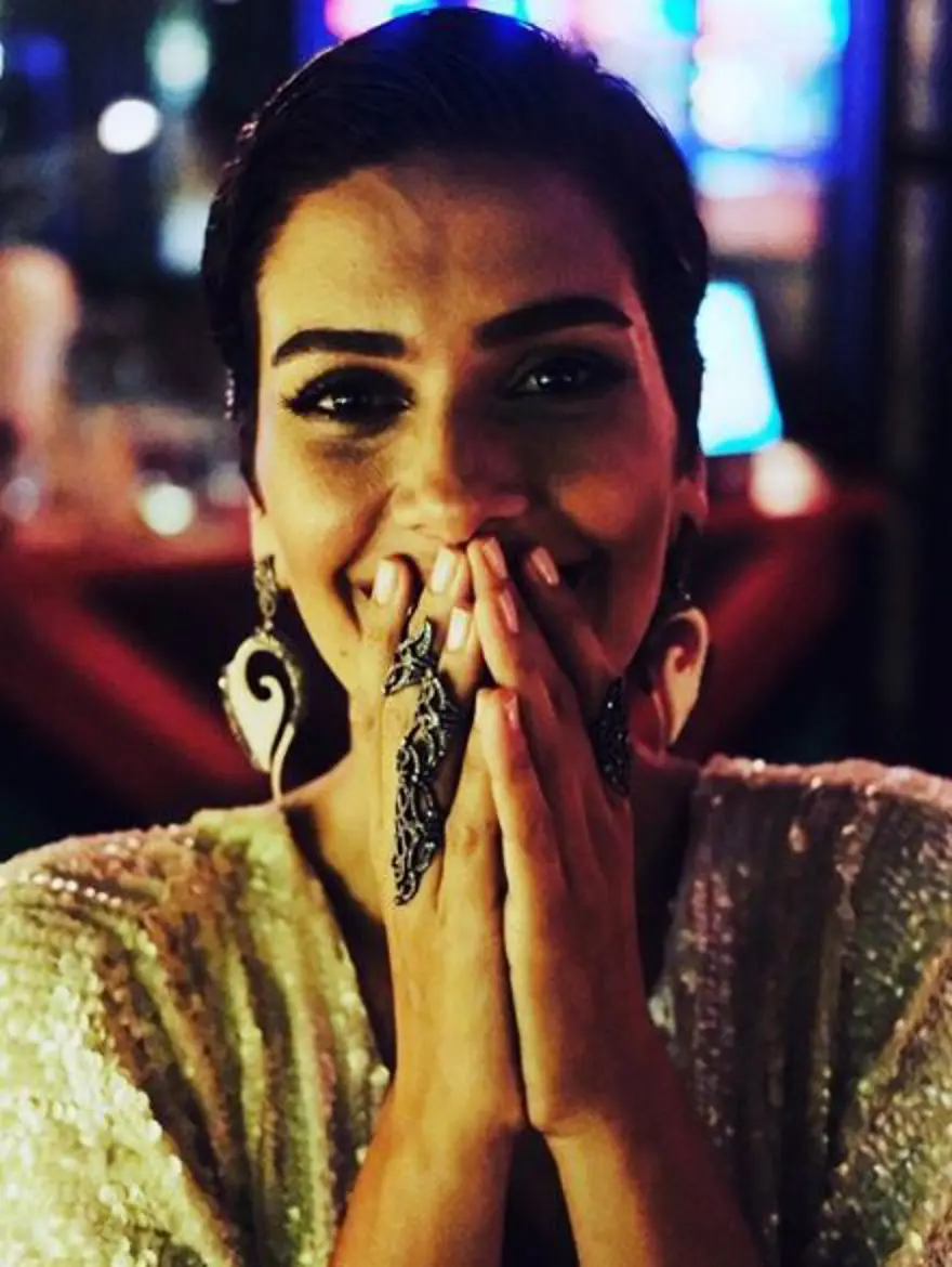 Bergüzar Korel 15 yıl sonra tiyatro sahnesinde (Kızlar ve Oğlanlar) 1