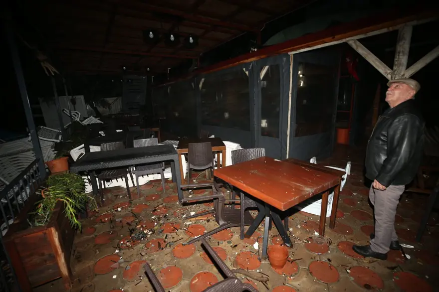 Fırtına birçok ilde etkili oldu: İstanbul'da gemi karaya oturdu 11