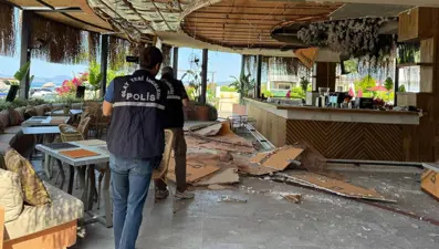 Restoranın tavanı aniden çöktü: Yaralılar var