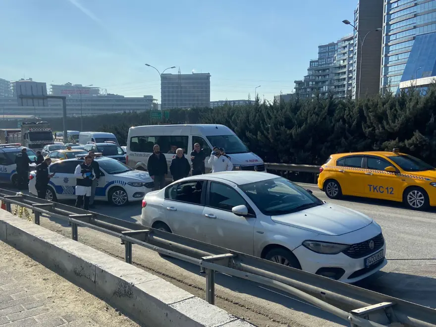 İstanbul'da film gibi soygun: Döviz bürosu çalışanının aracına çarpıp 6 milyon lirayı gasbettiler 