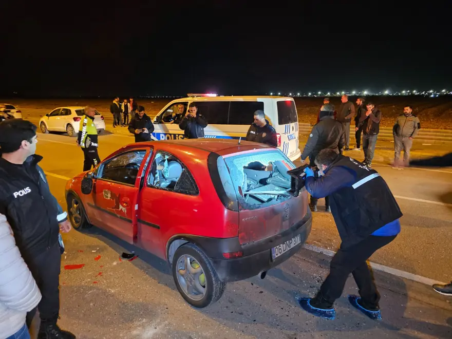 Otomobilin çarptığı motosikletli öldü, yakınları parke taşlarıyla araca saldırdı 5