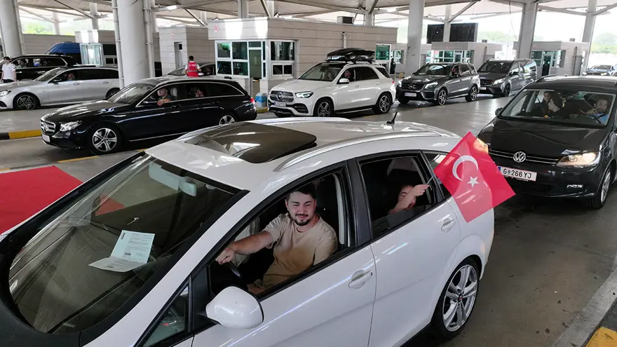 Sınır kapısında büyük sevinç: "İki yıldır içimde tutuyorum sevincimi, hep bu anı bekledim" 1