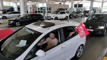 Sınır kapısında büyük sevinç: "İki yıldır içimde tutuyorum sevincimi, hep bu anı bekledim"