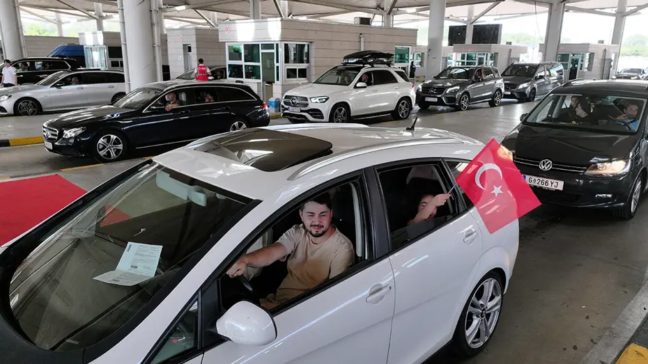 Sınır kapısında büyük sevinç: "İki yıldır içimde tutuyorum sevincimi, hep bu anı bekledim"
