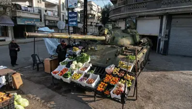 Suriyeli esnaf Esad'ın tanklarını manav tezgahına çevirdi
