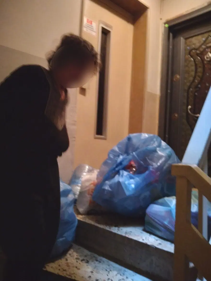 Kötü koku apartmanı sardı! Ekiplere kapıyı bile açmadılar, 3 kamyon çöp zorla çıkarıldı 2