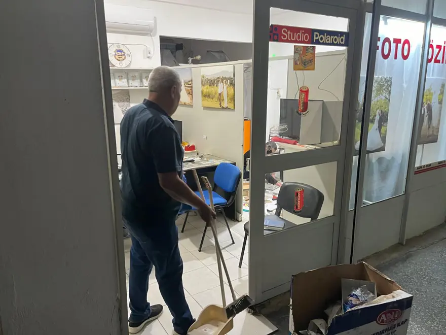 Sabah işyerine gelen fotoğrafçıya hırsız şoku 4 Sabah işyerine gelen fotoğrafçıya hırsız şoku 4