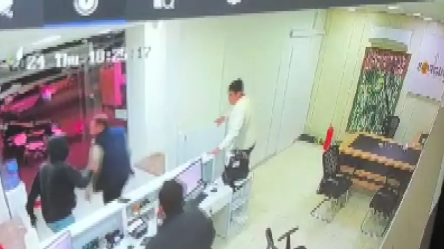 Döviz bürosunda dehşet | Gasp edip çalışanı rehin aldı, polis etrafını sarınca yakalandı! 5 Döviz bürosunda dehşet | Gasp edip çalışanı rehin aldı, polis etrafını sarınca yakalandı! 5
