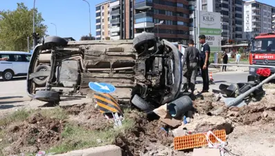 Otomobil ile hafif ticari araç çarpıştı: 3 kişi yaralandı