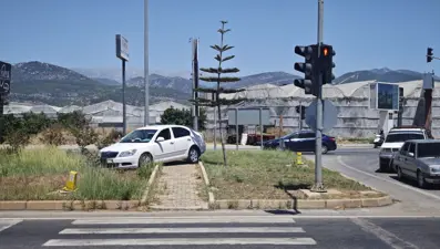 Refüje çıkan otomobildeki 3 kişi yaralandı