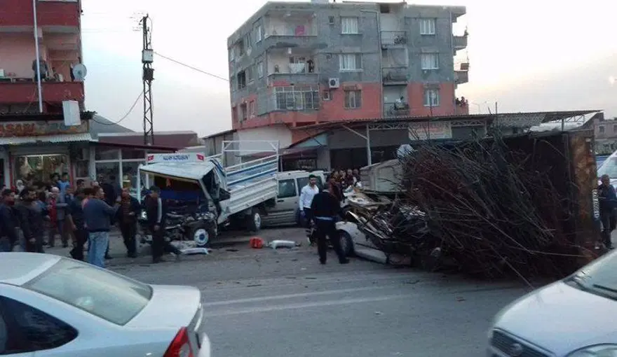 Freni boşalan kamyon, mahalleyi savaş alanına çevirdi 1 Freni boşalan kamyon, mahalleyi savaş alanına çevirdi 1