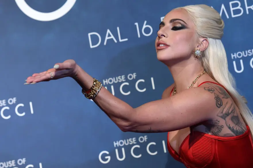 Lady Gaga kırmızı halıya fare dövmesiyle damga vurdu 9