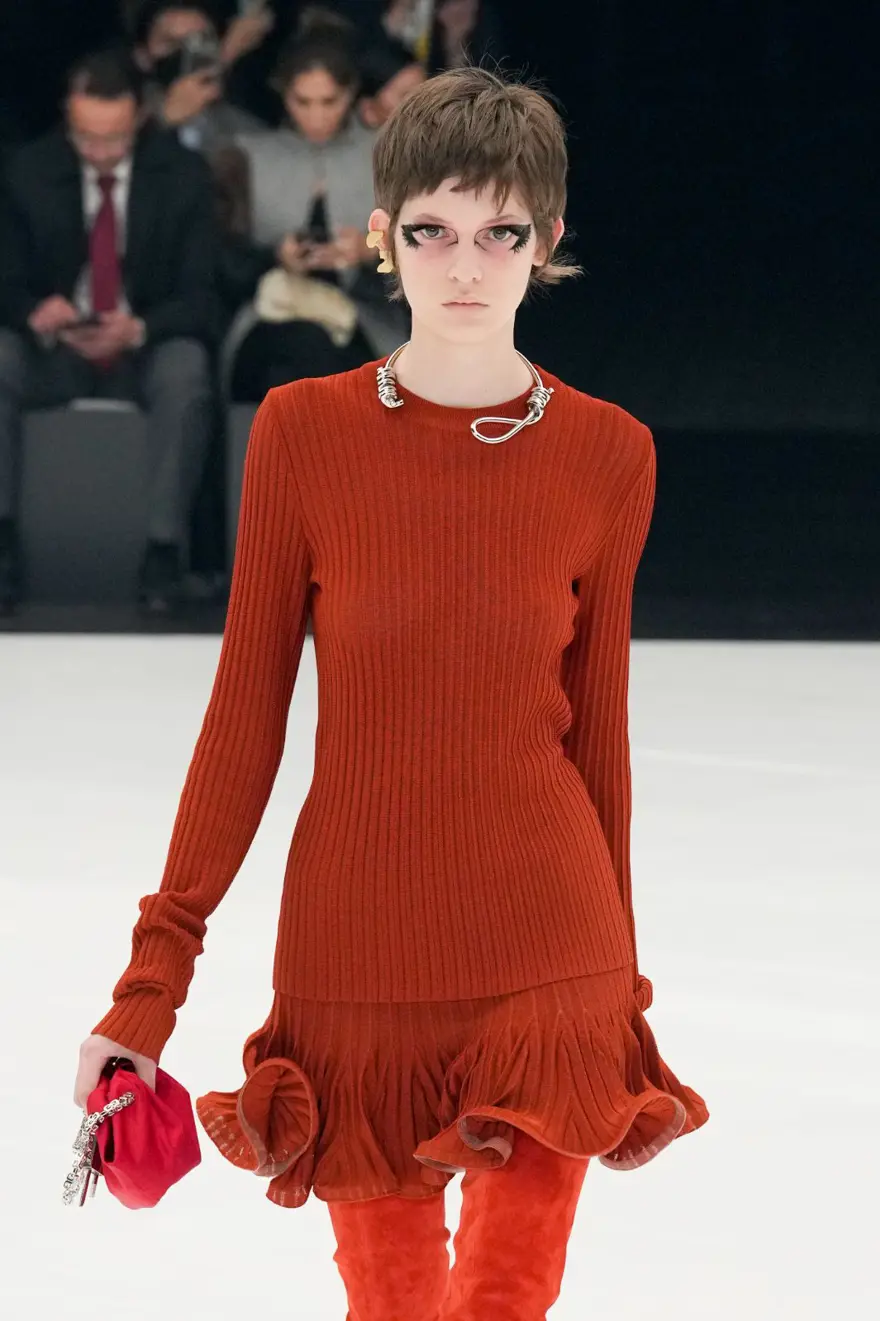 Givenchy'nin kolyesi tartışmaya neden oldu Givenchy'nin kolyesi tartışmaya neden oldu