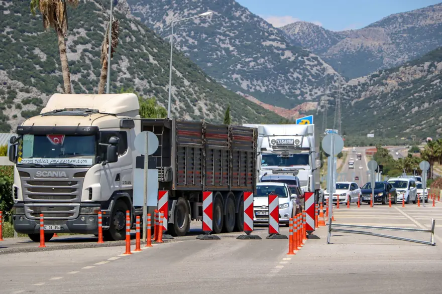 Antalya girişinde uzun araç kuyruğu 
