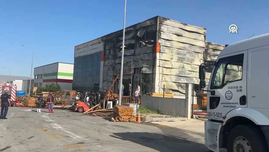 Ankara’dapalet fabrikasında yangın: Bitişikteki fabrikaya da sıçradı, 3 saatte kontrolaltına alındı 3