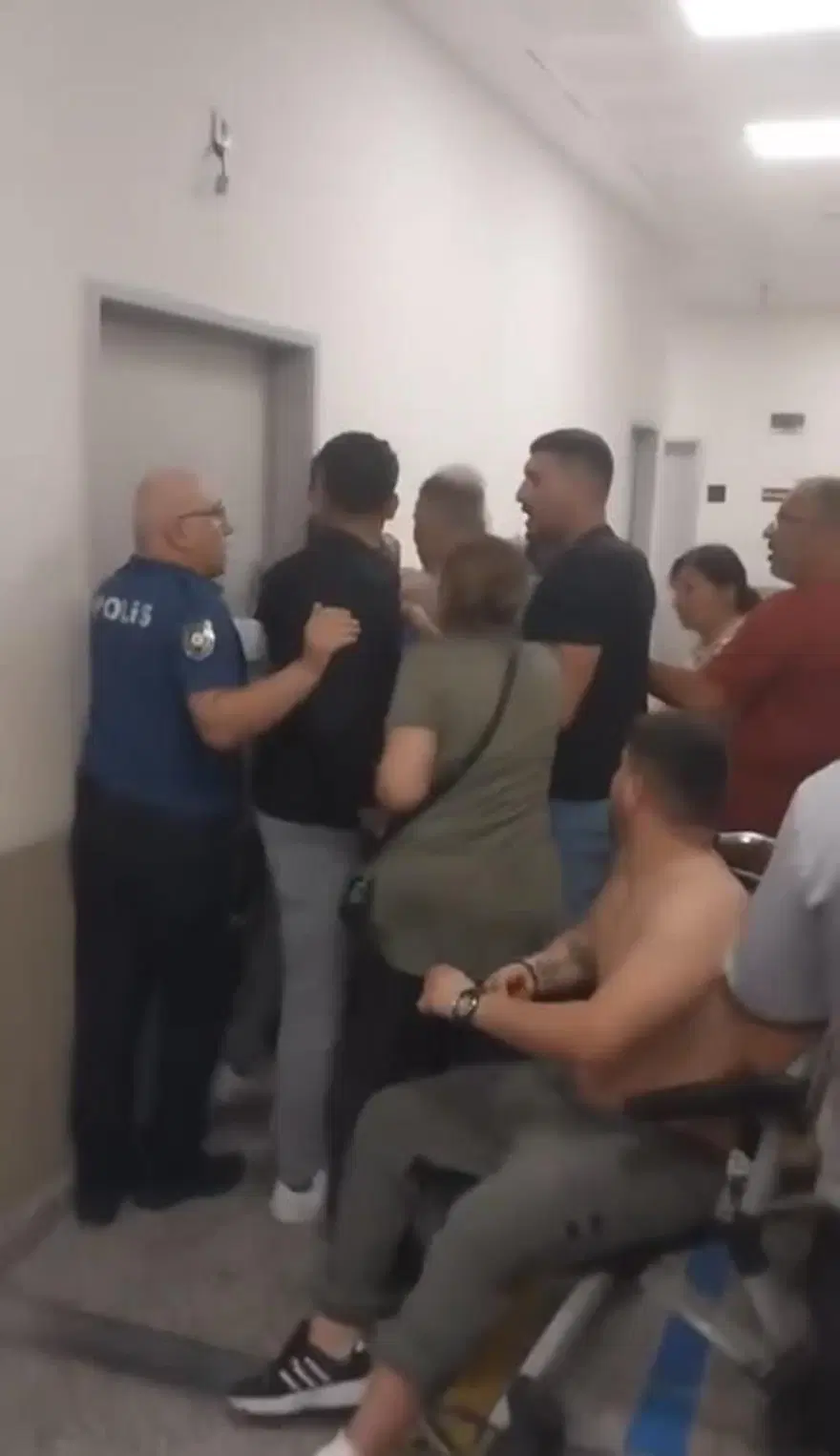 İstanbul’da doktora saldırı: Küfürler savurup odasınagirmeye çalıştılar 2 İstanbul’da doktora saldırı: Küfürler savurup odasınagirmeye çalıştılar 2