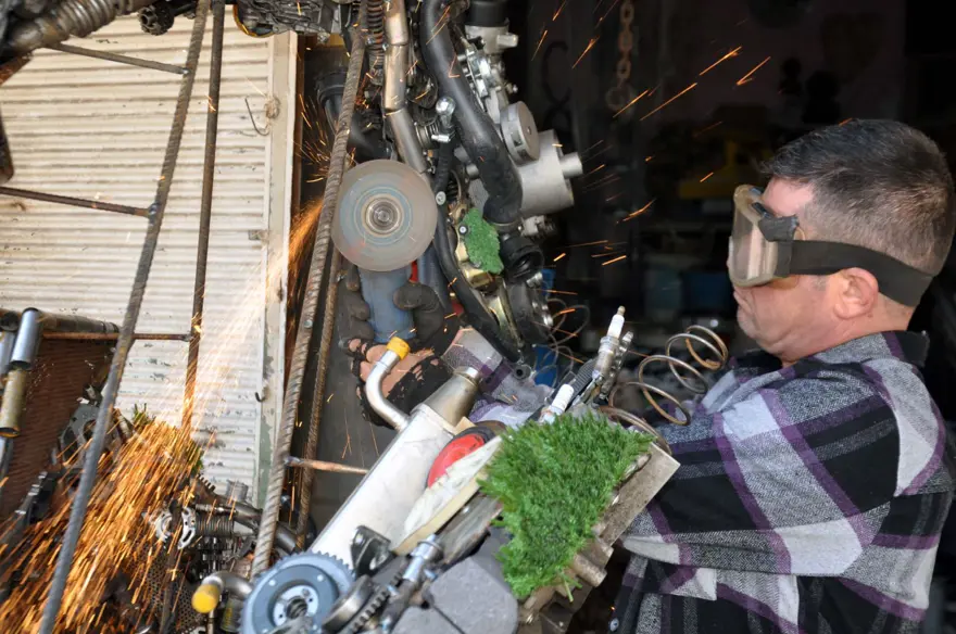 Oto yedek parçalarıyla yapay çimi birleştirdi: Tasarladığı heykele "döngü" adını verdi 2