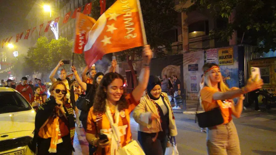 Galatasaray taraftarı sokağa döküldü 19 Galatasaray taraftarı sokağa döküldü 19