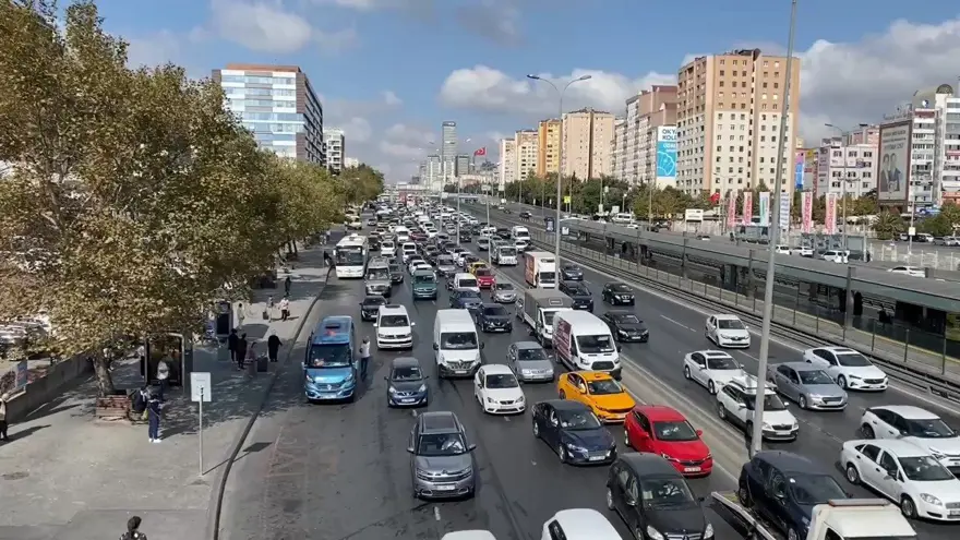 Beylikdüzü D-100 karayolunda hareketli dakikalar (Polis şüpheliyi ayağından vurdu) 6