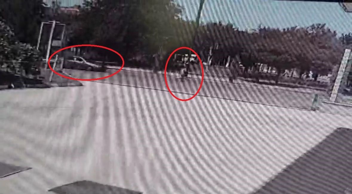Yolun karşısına geçmek isteyen çocuğa otomobil çarptı