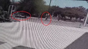 Yolun karşısına geçmek isteyen çocuğa otomobil çarptı