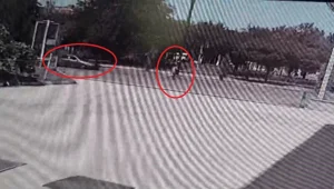 Yolun karşısına geçmek isteyen çocuğa otomobil çarptı Yolun karşısına geçmek isteyen çocuğa otomobil çarptı