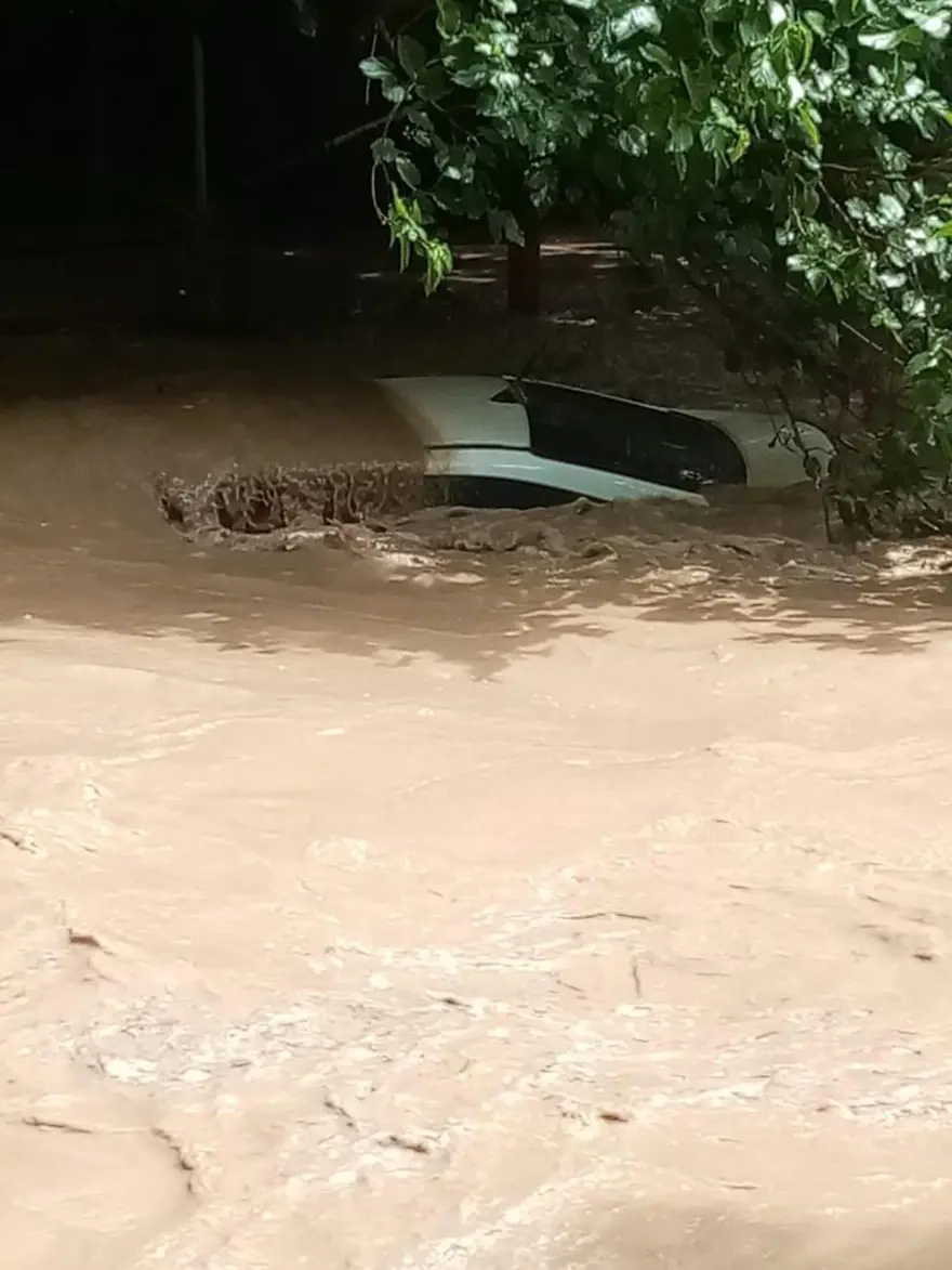 Antalya’da şiddetli yağmur hayatı felç etti:  Otomobil sel sularıyla sürüklendi 7