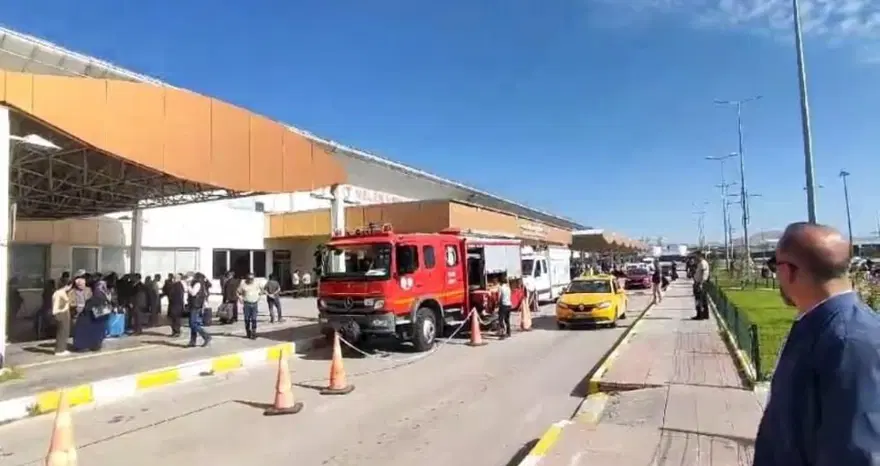 Van Ferit MelenHavalimanı’nda yangın paniği 7 Van Ferit MelenHavalimanı’nda yangın paniği 7