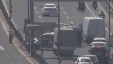 E-5'te kamyon devrildi, trafik felç oldu