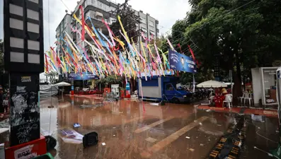 Mersin'de sağanak: Ağaçlar devrildi, yollar göle döndü