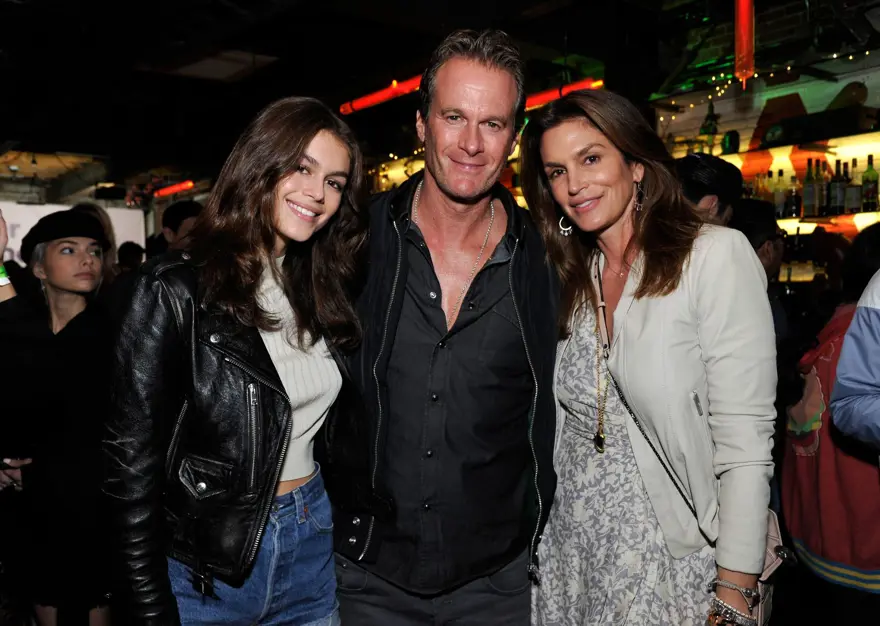 Cindy Crawford’ın 16 yaşındaki kızı Kaia Gerber reklam yüzü oldu 