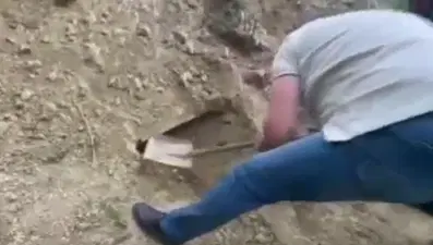 Dört gün boyunca diri diri gömülü kaldı, yerin altından duyurduğu çığlıklarla kurtarıldı