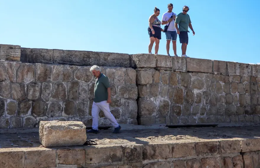 Tatilcilerin uğrak noktası zamana direniyor: Çatlaklar her geçen yıl büyüyor 3 Tatilcilerin uğrak noktası zamana direniyor: Çatlaklar her geçen yıl büyüyor 3