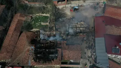 Kastamonu'da çıkan yangında 2 ev, 3 depo ve bir araç zarar gördü