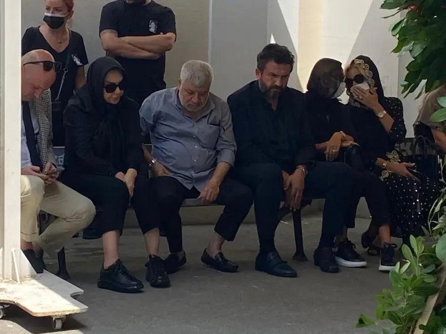 Ebru Gündeş annesini son yolculuğuna uğurladı 16