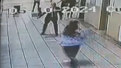 Okul hizmetlisi, kendisini eşi konusunda uyaran müdür yardımcısına saldırdı