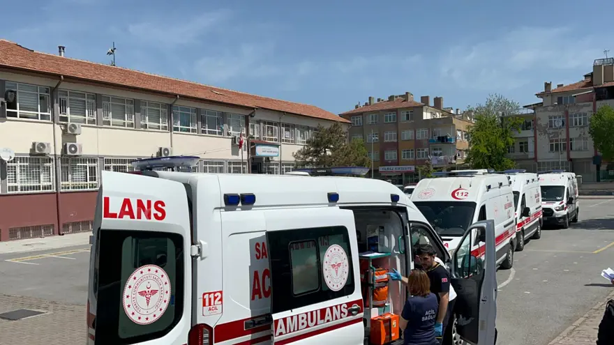 Okulda zehirlenme paniği:24 öğrenci hastaneye kaldırıldı 1 Okulda zehirlenme paniği:24 öğrenci hastaneye kaldırıldı 1