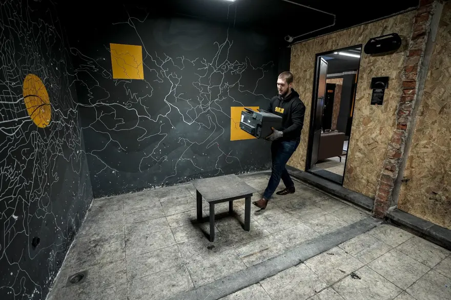 "Deşarj odası"na ilgi yoğun: Balyoz veya beyzbol sopasıyla kırıp döküyorlar 14