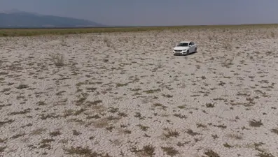 Kuruyan Akşehir Gölü'nün ortasında araçla gezilebiliyor