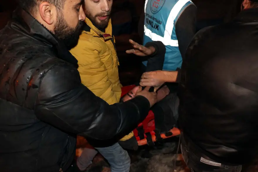 Enkaz altındakiler için zamana karşı yarış 105