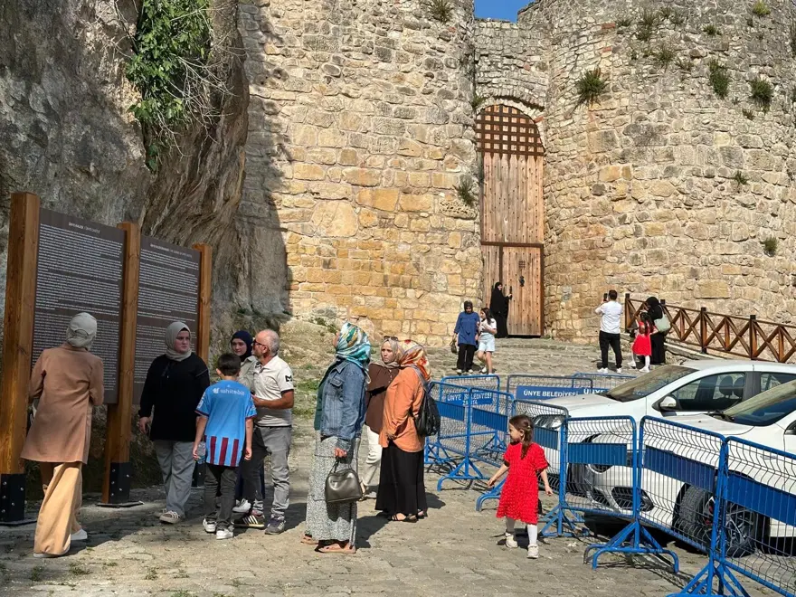 Karadeniz'in kültürel mirasları arasında yer alıyor: Ünye Kalesi'ne binlerce turist akın etti 3