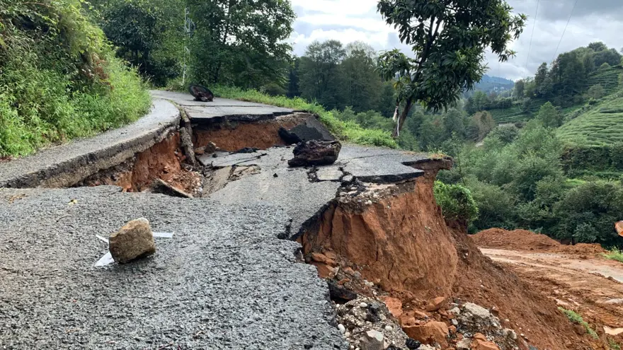 Rize'yi sel vurdu: Vatandaşlar yaş çaylarını kurtarmaya çalıştı 2