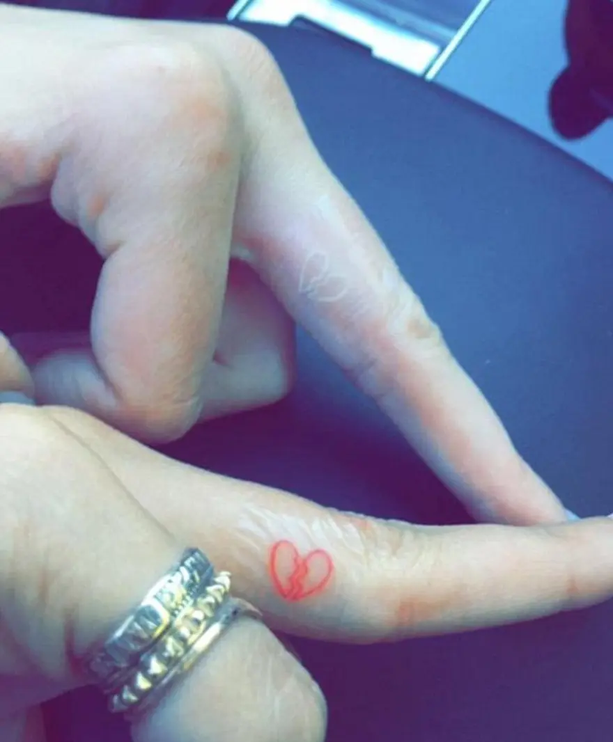 PARMAĞINDA KIRIK KALP 6 PARMAĞINDA KIRIK KALP 6